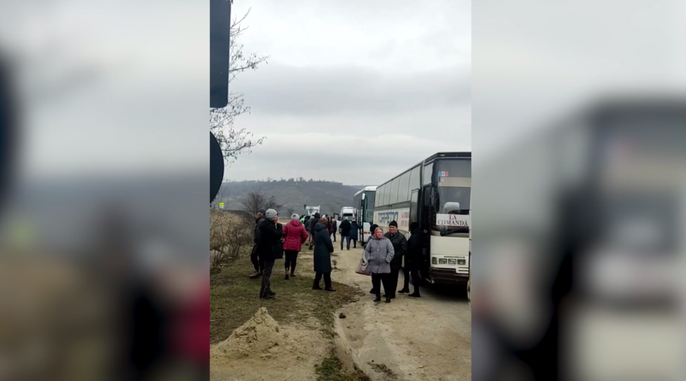 Sute de oameni, împiedicați să ajungă la protestul de la Chișinău. Polițiștii au blocat trecerea pe mai multe trasee naționale